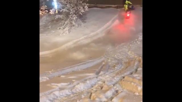 Перевернул снегоход смотреть онлайн