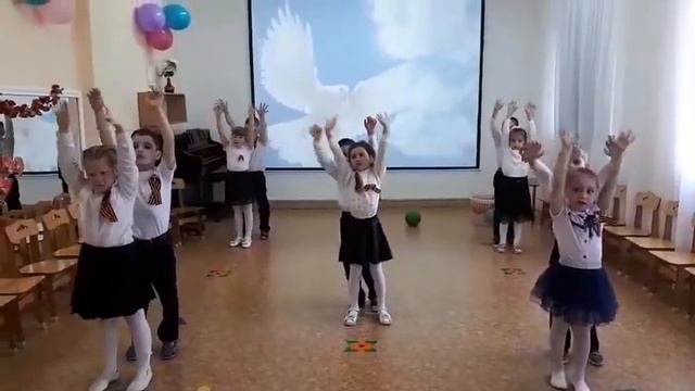 Музыкальная композиция "Не уроните шарик!", старшая группа "Светлячки" смотреть онлайн