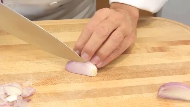 How to Peel, Slice, Dice and Chop Shallots - How to Mince Shallots - Ciseler Technique смотреть онлайн