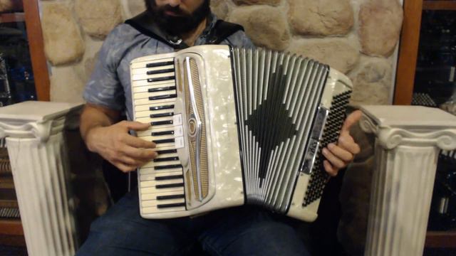 4413 - Ivory Gold Chrysler Piano Accordion LM 41 120 $799 смотреть онлайн