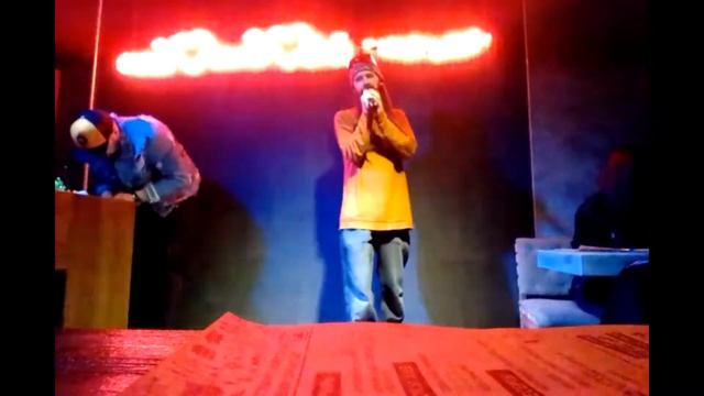 Длинноволосый парень поёт Сташевского в рок манере(Соль3)