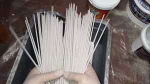 Как покрасить газетные  трубочки в белый цвет. Первая эмаль.