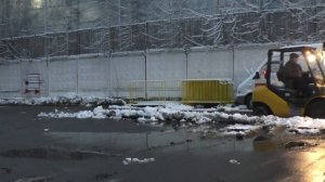 Уборка снега вилочным погрузчиком с самодельным отвалом