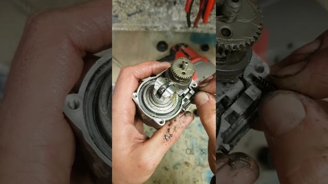 Milwaukee M12CH hammer drill not hammering, how to get it hammering again. смотреть онлайн