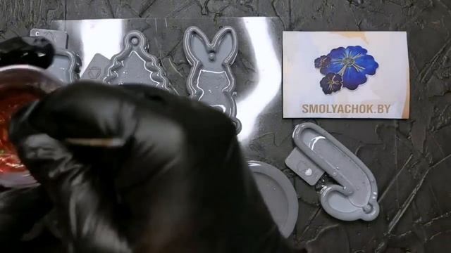 КАК сделать НОВОГОДНИЕ ИГРУШКИ своими руками / Как создать елочные игрушки из ЭПОКСИДНОЙ СМОЛЫ / DI смотреть онлайн