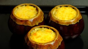 Как приготовить в горшочках свинину с овощами под сырной шапкой