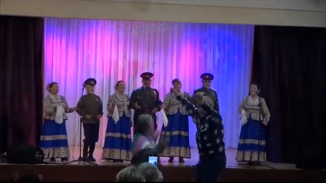 Сыпал снег буланому под ноги, исполняет ансамбль Хуторок смотреть онлайн