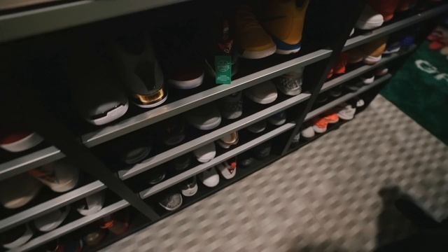 17 Year Old Shows Huge $1,000,000 Sneaker Collection смотреть онлайн