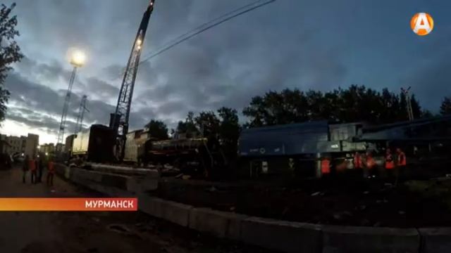 Легендарный паровоз поставили на постамент около вокзала Мурманска смотреть онлайн