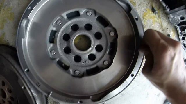 Dual Mass Flywheel DMF Broken Vs. New 2.0 HDI RHR Citroen Peugeot