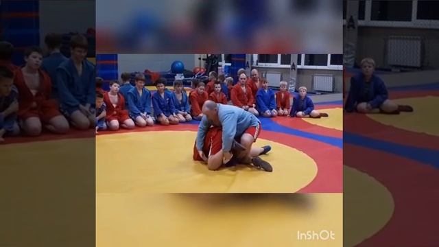 Болевой на ноги.
Разрыв паховых связок с кувырком в сторону ног противника. смотреть онлайн