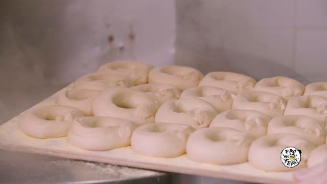 How New York Bagels Are Made | Food Skills смотреть онлайн