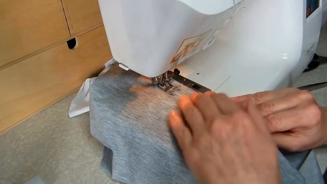 Подшиваем трикотаж на швейной машине смотреть онлайн