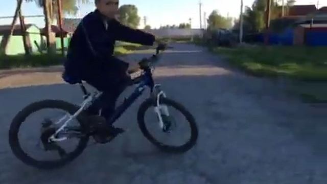 Обучение езды на заднем колесе на велосипеде смотреть онлайн