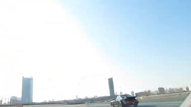 Mitsubishi 3000GT defeats Porsche Carrera 911 at Dubai Autodrome смотреть онлайн