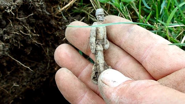Finding a small cannonball while metal detecting смотреть онлайн