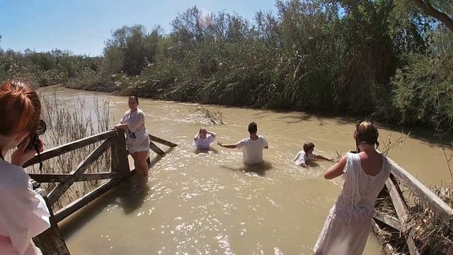 Иордания.  Место крещения Иисуса. Окунаемся в реку Иордан.
