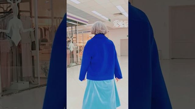 Женская красота — не в форме лица, не в одежде, которую она носит и не в прическе. смотреть онлайн