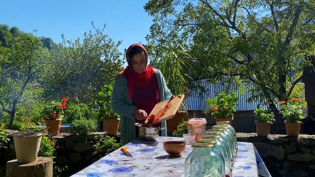 Spring cooking of Strawberry jam and Delicious Cake! Life in the village смотреть онлайн