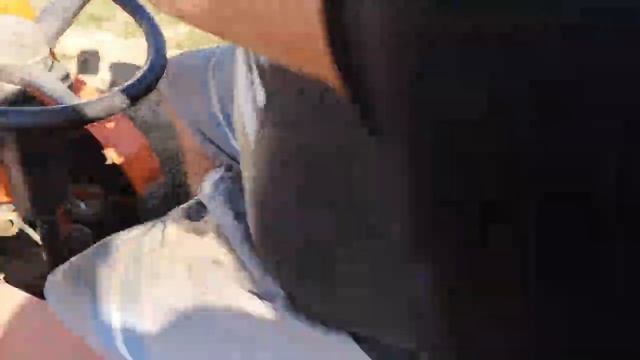 маленькая дороботка картофелекопалки китайского ременного минитрактора