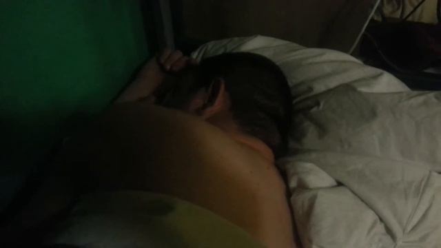 Он утверждал, что не храпит ночами... смотреть онлайн