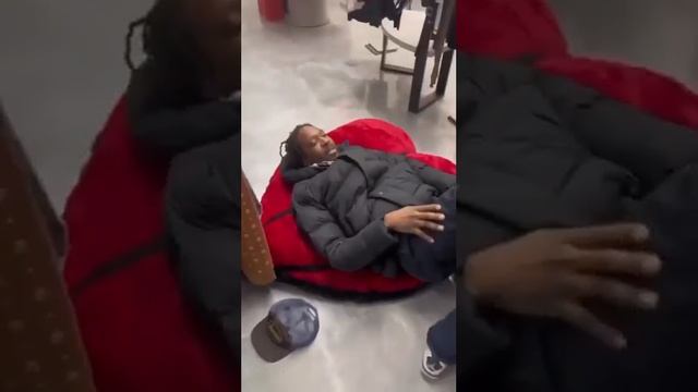 Большие резиновые сапоги Astro Boy взорвали интернет и стали новым трендом зимы 2023 смотреть онлайн