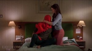 Она попросила привязать ее к кровати, потому что видела это в одном фильме