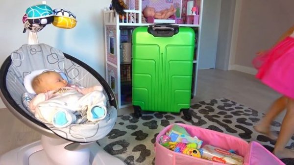 СОФИЯ СОБИРАЕТ ЧЕМОДАН ДЛЯ МАЛЕНЬКОЙ СЕСТРЫ. СОФУНЬЯ ШАЛУНЬЯ