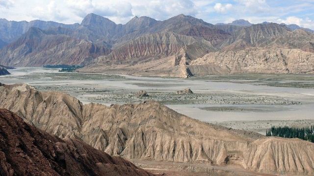 Sanxingdui & Red-haired Tarim Mummies смотреть онлайн