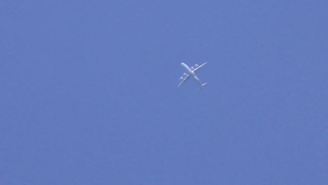 *RARE* A Cavok Air - Antonov AN-12BP [ UR-CBG ] flying overhead over my house at 24.000 ft! смотреть онлайн