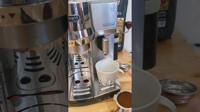 Топовая кофеварка Delonghi EC 850, демонстрация работоспособности смотреть онлайн