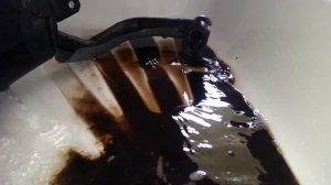 Чистка глушителя скутера химическим способом и водой.