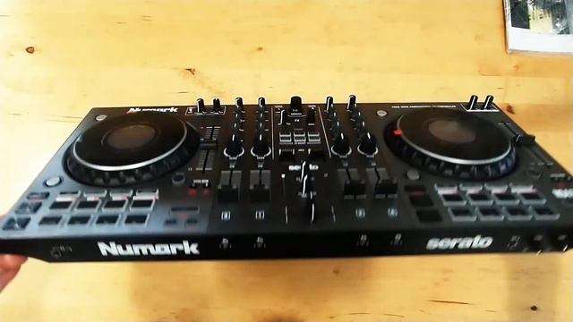 Unboxing DJ Controller Numark NS4FX