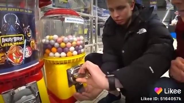 Как достать из автомата несколько жевачек?? смотреть онлайн