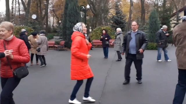 ТО ЛИ ВЕЧЕР ВОРОЖИТ ЗА ОКОЛИЦЕЙ!??/ТАНЦЫ В ПАРКЕ ГОРЬКОГО ХАРЬКОВ 2021 смотреть онлайн