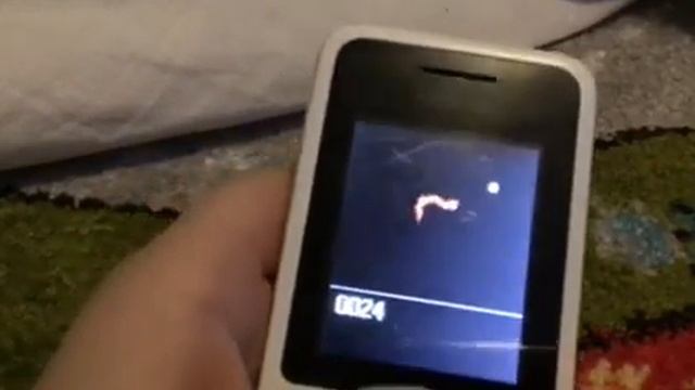 Играю в "ЗМЕЙКУ" на Бабуленом телефоне ))))) Snake — компьютерная игра 1970-х смотреть онлайн