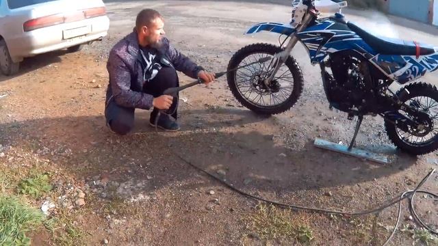Как правильно мыть эндуро мотоцикл, Irbis TTR 250, Китайской мойкой. смотреть онлайн