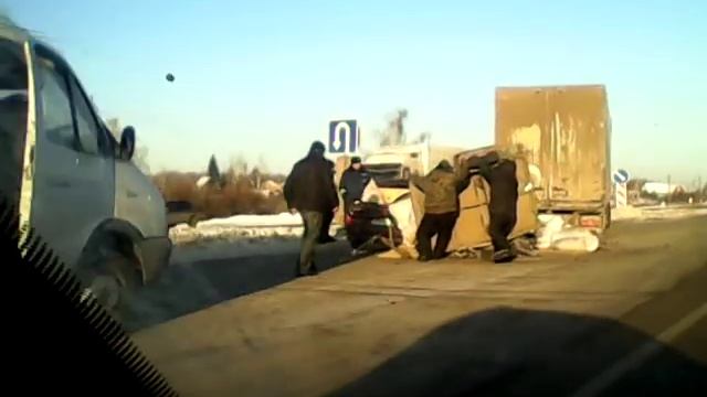 На Троицком тракте легковушка с прицепом врезалась в фуру смотреть онлайн