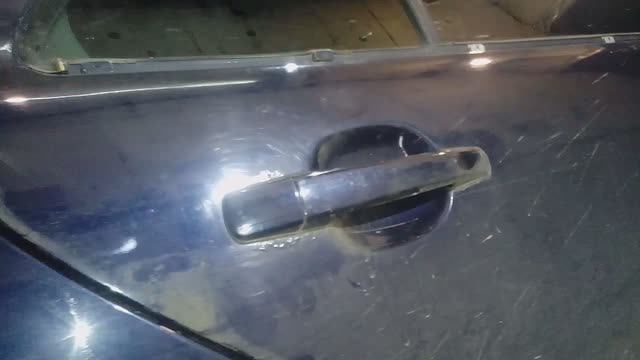 Как снять ручку задней двери в Мерседесе Е класс W210 1998г смотреть онлайн