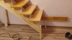 ЛАЙФХАК. БЮДЖЕТНАЯ ДЕРЕВЯННАЯ ЛЕСТНИЦА СВОИМИ РУКАМИ.