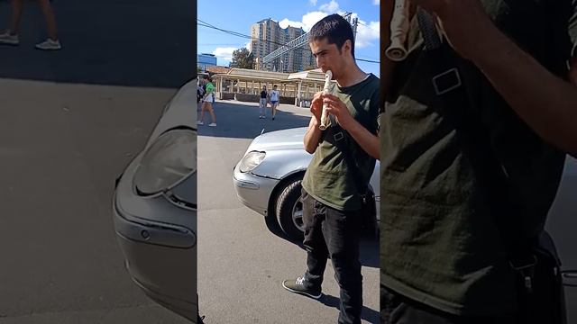 Русски и таджик играет дудук