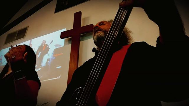 Behind the plate at First Reformed of the Palisades Gibson EB4 modified L смотреть онлайн