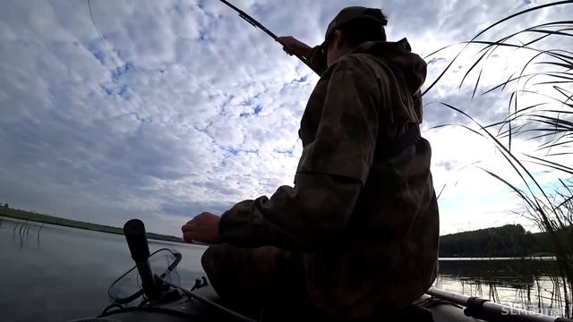 КРАСНАЯ КУКУРУЗА сработала...САЗАН ЗАГНУЛ ПОД ЛОДКУ! Рыбалка на поплавок 2023 смотреть онлайн