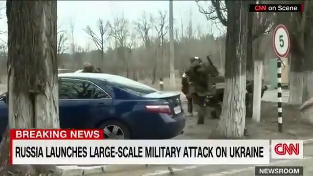 СРОЧНО: Русские Солдаты Уже в Киеве: CNN заснял российских десантников в районе киевского аэропорта смотреть онлайн