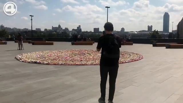 «Вытирайте ноги, проходите!» В Екатеринбурге появился ковер из старых рекламных баннеров. смотреть онлайн