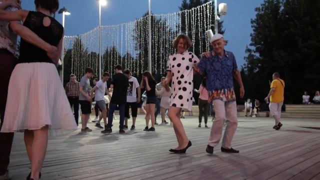 17 июня 2018 г. Москва, парк Горького, танцы. Ч. 3 смотреть онлайн