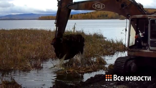 Плавучий остров вывозят с Черноисточинского пруда