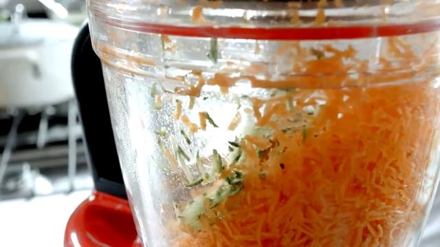 Лапша с весенними овощами, лимоном и базиликом с телячьим эскалопом смотреть онлайн