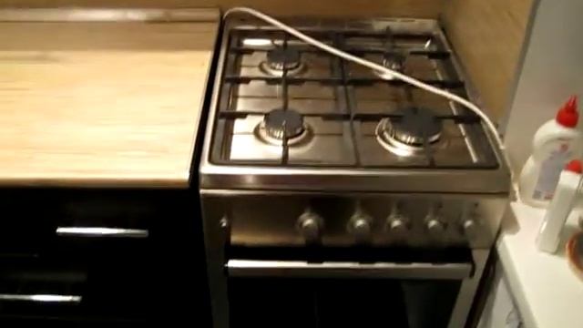 Угловая маленькая кухня. смотреть онлайн