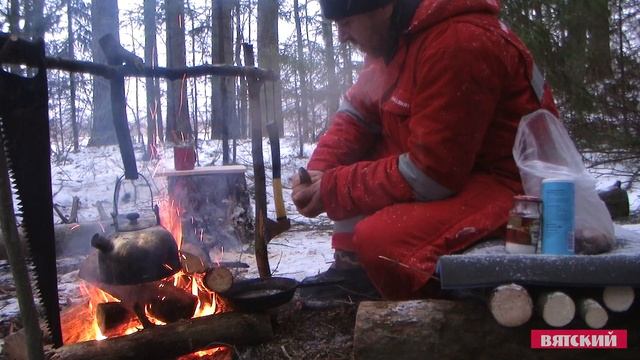 Постройка укрытий в лесу / ЧУМ Своими руками #4 ПОСТРОЙКА УБЕЖИЩА / Лесной дом / бушкрафт зимой смотреть онлайн